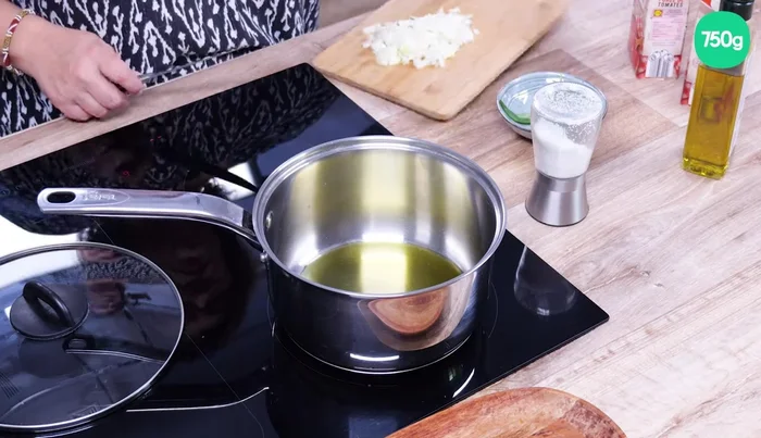 Préparez une sauce tomate italienne en faisant revenir des aromates dans l'huile d'olive.