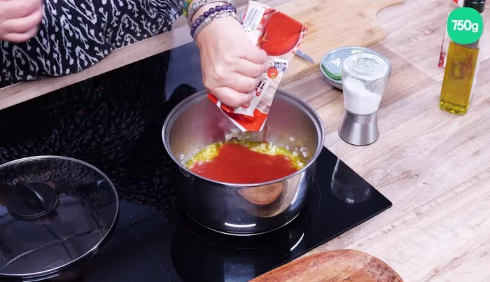 Ajoutez de la passata ou du coulis de tomate (ou des tomates fraîches mûres).