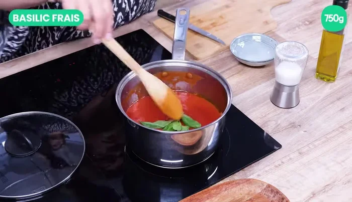 Parfumez avec des feuilles de basilic frais.