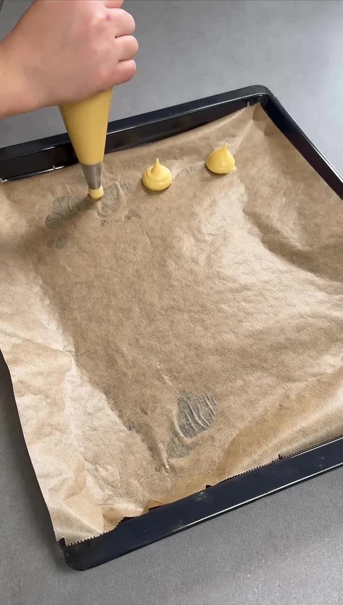 Former des petits choux sur une plaque de cuisson.