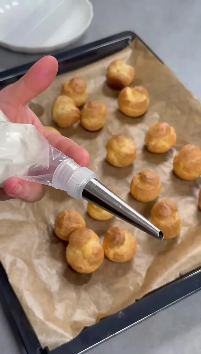 Laisser les choux refroidir complètement.