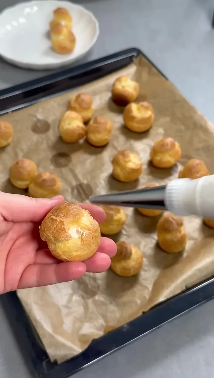 Remplir les choux refroidis avec de la crème fouettée à l’aide d’une poche à douille ou d’un spray.