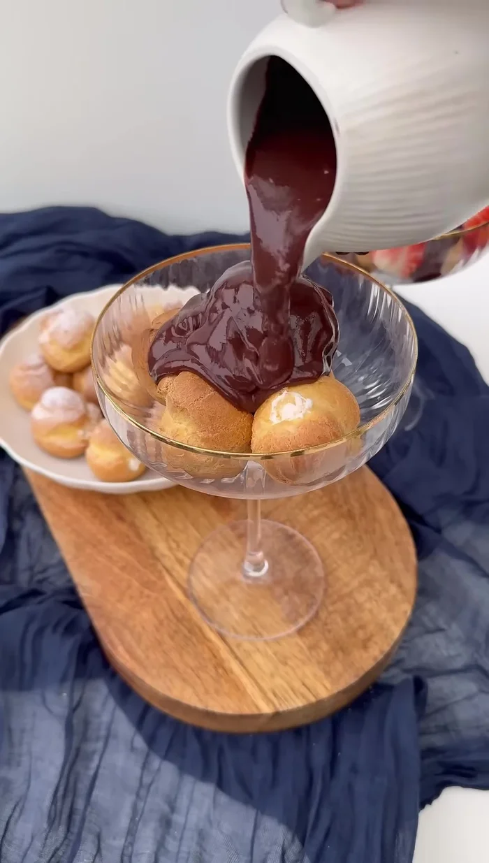 Garnir de sauce au chocolat, de fraises et de pistaches.