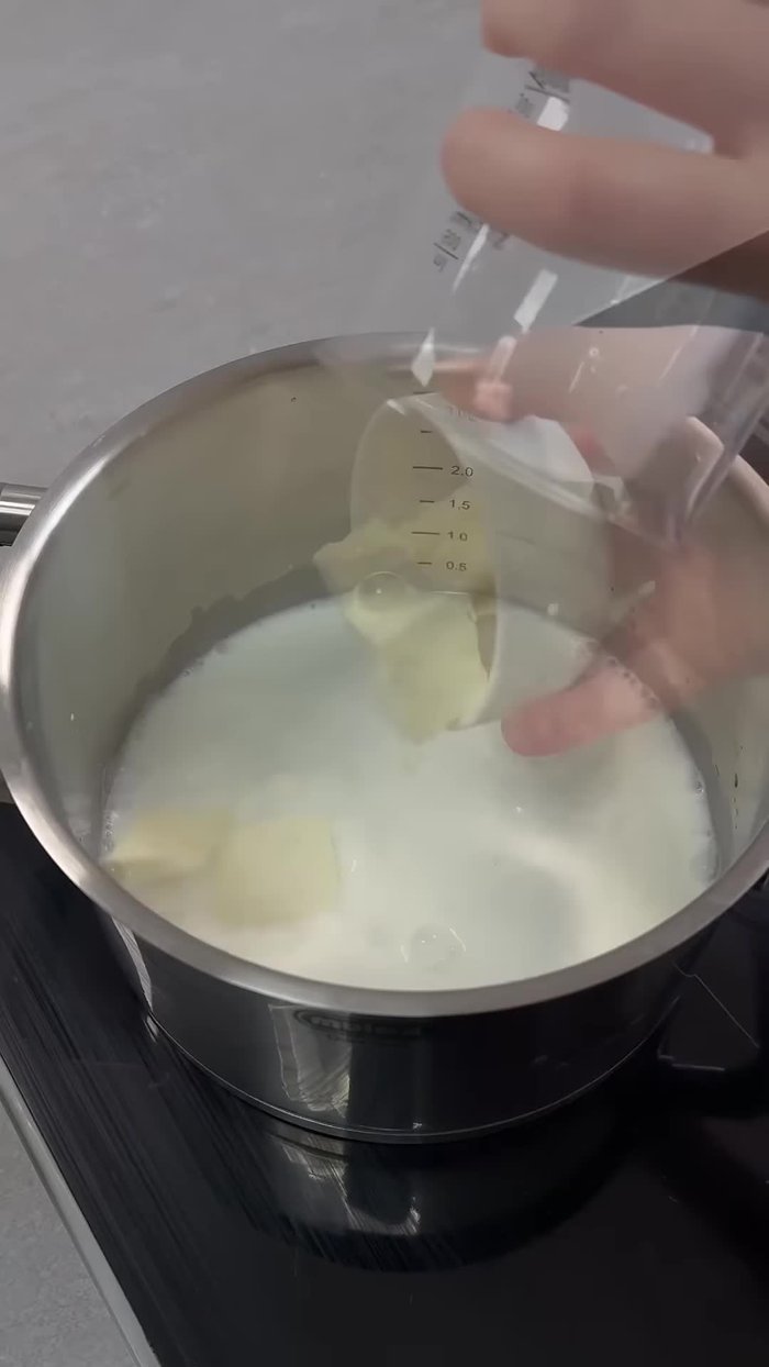 Préparer la pâte à choux : Faire bouillir de l'eau, du lait et du beurre. Ajouter le sel, le sucre, puis la farine. Bien mélanger jusqu'à formation d'une boule de pâte.