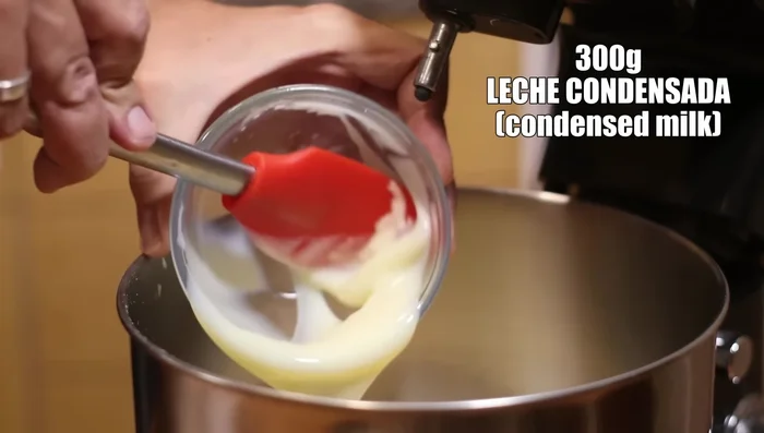 Ajouter le lait concentré sucré, la crème fraîche et le fromage frais (ou yaourt grec). Bien mélanger le tout.