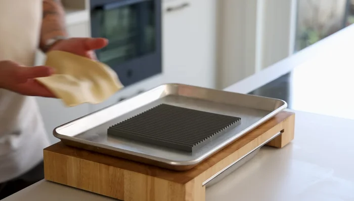 Cuisson de la pâte feuilletée : Étaler la pâte, couper à la taille souhaitée. Cuire à 180°C pendant 30 minutes entre deux moules à vagues ou sur une feuille de silicone.