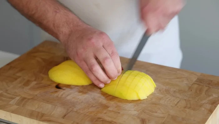 Préparation du gel de mangue : Couper et peser 400g de mangues. Faire cuire avec le jus de citron vert (40g), la vanille, la cardamome et le sirop de gingembre pendant 1 heure. Mixer.