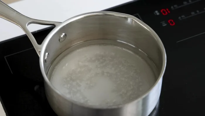Préparation des cacahuètes caramélisées : Faire bouillir 150g d’eau et 100g de sucre. Ajouter 250g de cacahuètes et laisser mijoter 5 minutes. Frire à 160°C jusqu’à coloration dorée. Saler.