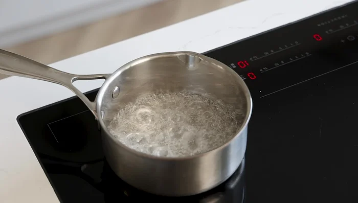 Préparation de la ganache au caramel au café : Caraméliser 80g de sucre et 20g d’eau. Ajouter l’espresso chaud (60g), la crème (20g), le chocolat blanc (100g) et le sel (1g). Mélanger jusqu’à émulsion. Réfrigérer 3 heures.