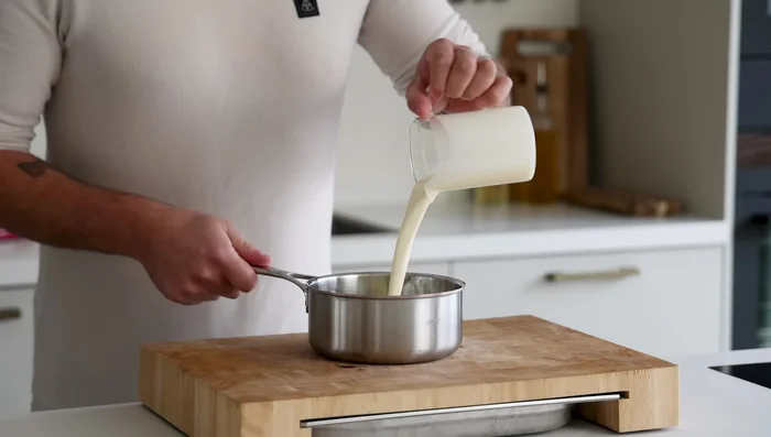 Préparation de la ganache montée à la cardamome : Faire ramollir la gélatine. Faire chauffer la crème (380g) avec la cardamome. Ajouter le chocolat blanc (130g) et le lait concentré sucré (100g). Dissoudre la gélatine dans la crème chaude. Réfrigérer 8 heures. Monter en chantilly.