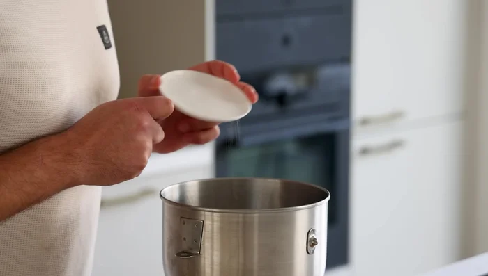 Préparer la détrempe : Mélanger la farine (400g), le sucre (5g), le sel (5g), l’eau glacée (125g), le vinaigre (7g), et le beurre (65g) à basse vitesse pendant 5 minutes. Former un carré de 20cm x 20cm, réfrigérer pendant 2h.