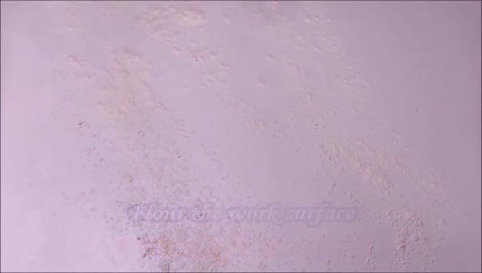 Étaler la pâte sur une surface farinée et la déposer dans un moule à tarte. Piquer la pâte à l'aide d'une fourchette.
