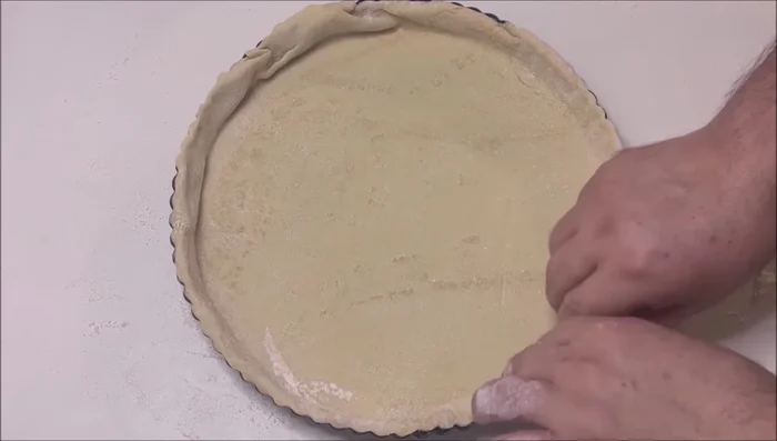Précuire la pâte : La faire cuire à 160° pendant 15 minutes avec du papier aluminium autour pour éviter que les bords ne gonflent.