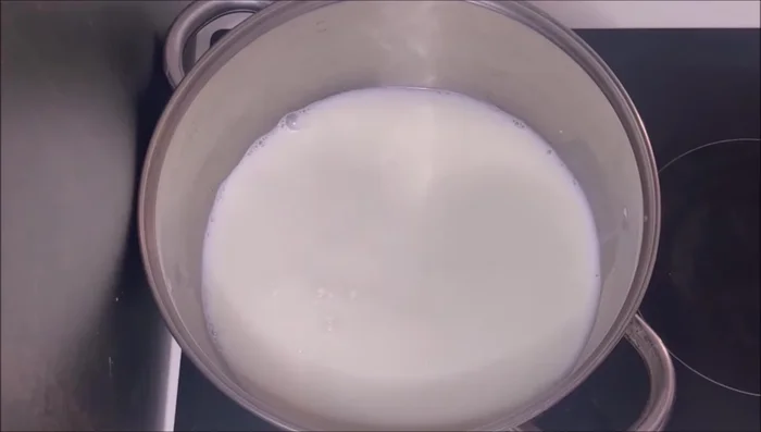 Préparer la crème au flan : Faire bouillir le lait et le sucre. Mélanger la poudre à flan avec un peu de lait froid avant d'ajouter le reste du lait bouillant. Incorporer l'œuf battu.