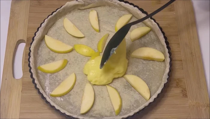 Verser la crème au flan sur les pommes.