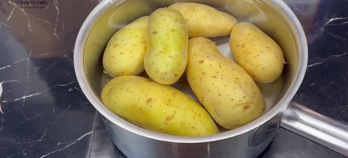 Faire cuire les pommes de terre à l'eau bouillante pendant 15 à 20 minutes (ou à la vapeur).