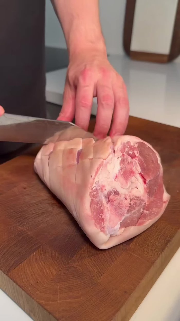 Quadriller la couenne du jarret de porc de chaque côté.