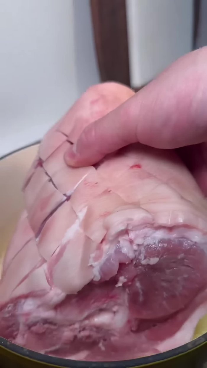 Dans un mélange de beurre et d'huile de pépin de raisin, faire snacker le jarret de porc pour le marquer de chaque côté.