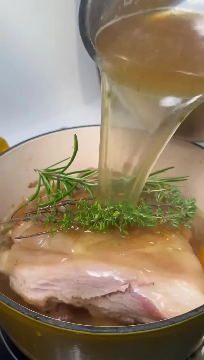 Ajouter la garniture aromatique à la casserole. Poser le jarret par-dessus et ajouter le bouillon de volaille. Couvrir et cuire à 120° pendant 3h30.