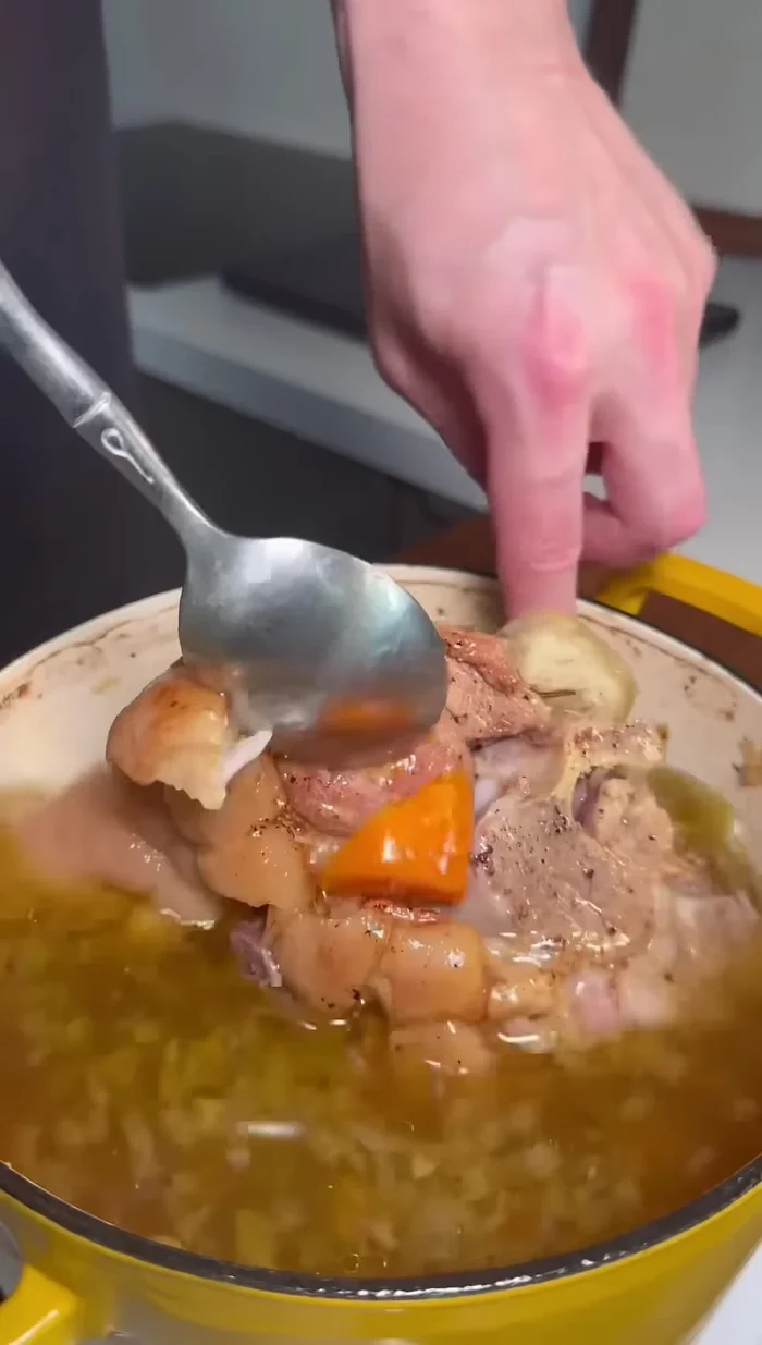 Retourner le jarret à mi-cuisson et poursuivre la cuisson à 120° pendant 3h30 supplémentaires.