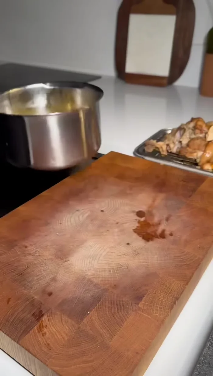 Retirer le jarret du bouillon, le dégraisser et réserver la sauce. Passer la sauce au chinois et la laisser réduire.