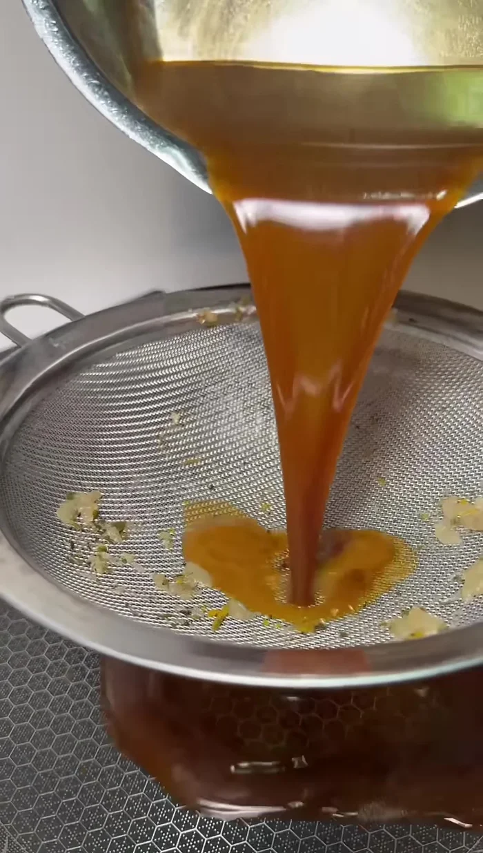 Garder la viande au chaud sous alu. Une fois la sauce réduite, la monter au beurre dans une casserole (on peut le faire légèrement sur le feu, en trouvant le bon point de fusion).