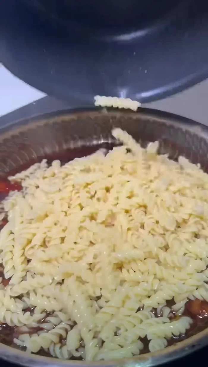 Arroser le jarret de porc avec la sauce montée au beurre.