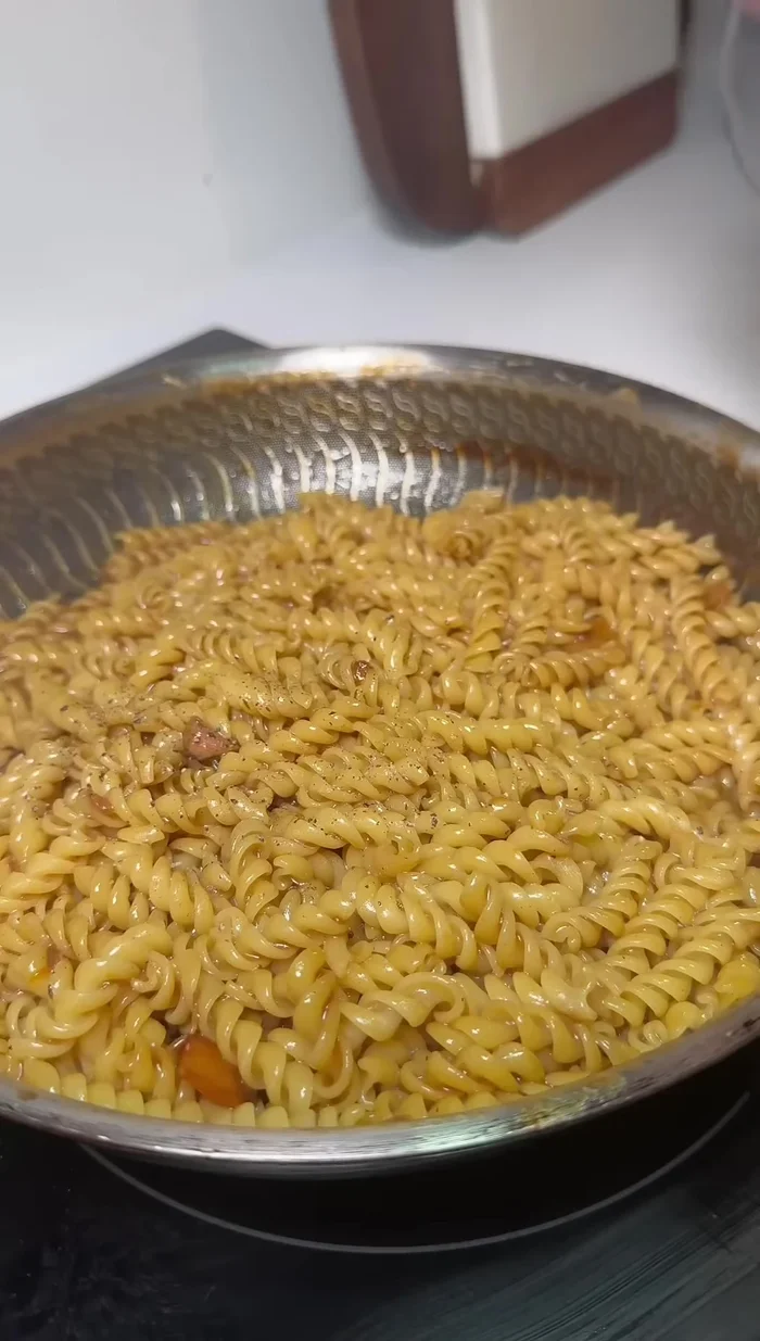 Enrober les pâtes cuites avec un peu de poivre.