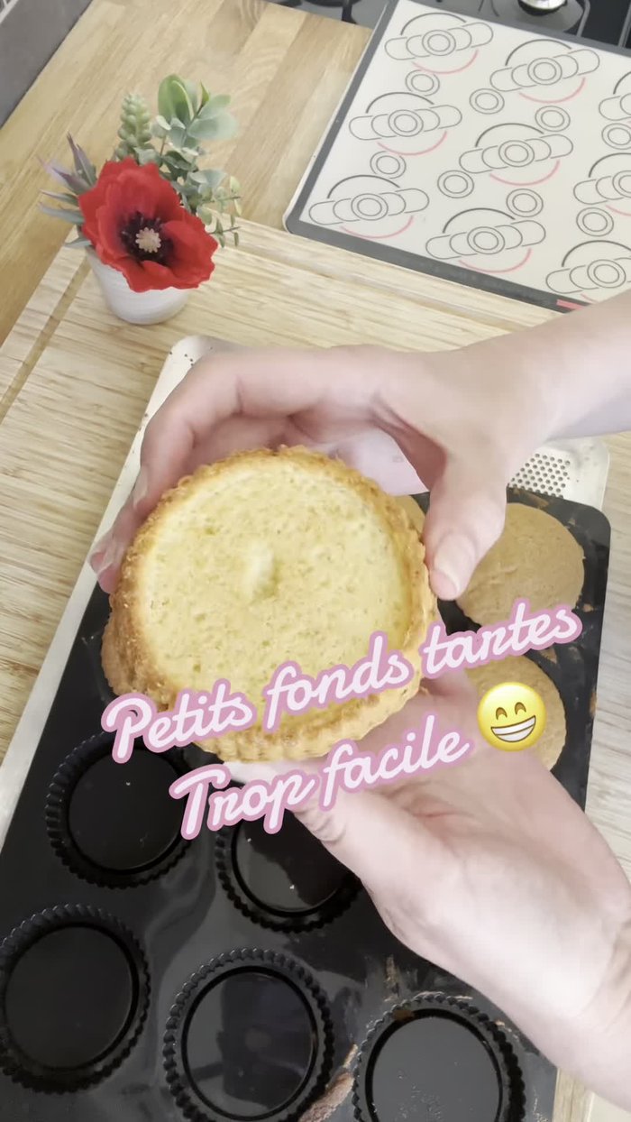 Préparer une pâte sucrée (recette détaillée sur le blog 'La petite cuisine de STF' et en description).