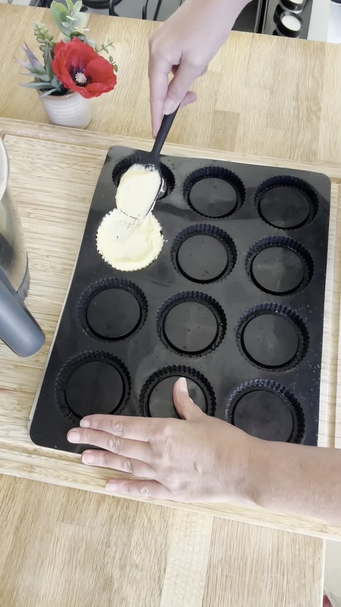 Utiliser un moule à tarte renversé 12 empreintes Guy Demarle.