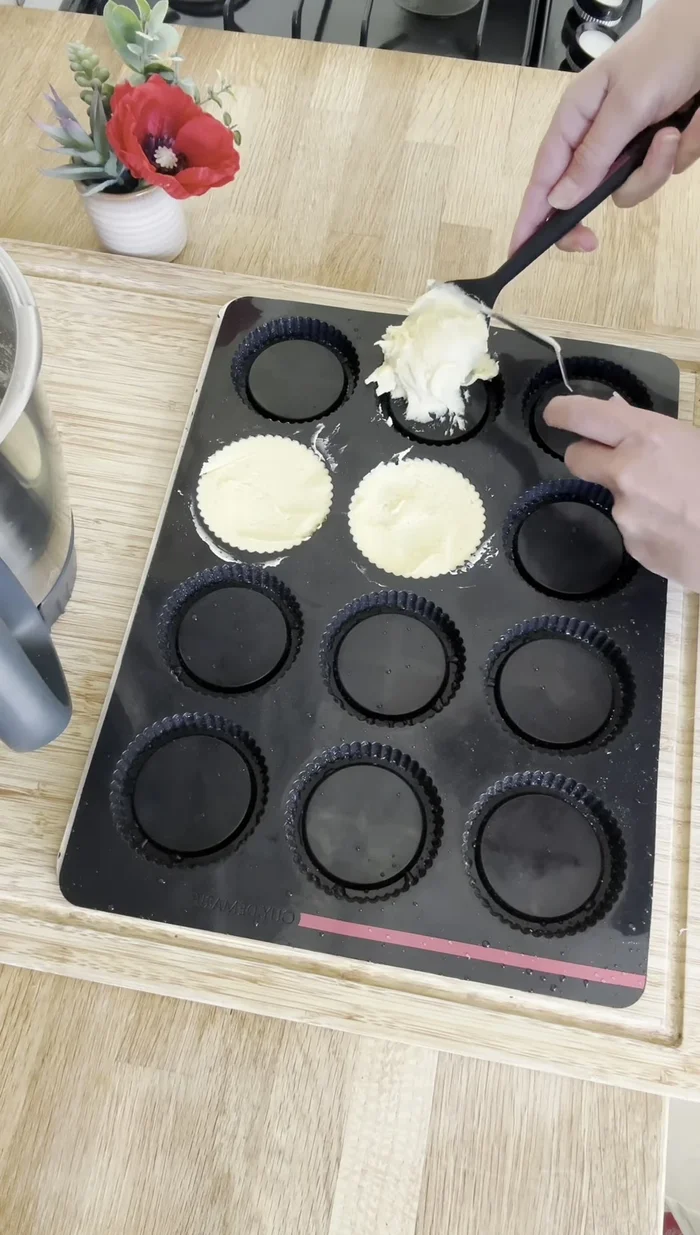 Répartir la pâte sucrée dans les empreintes du moule, bien lisser et tasser.