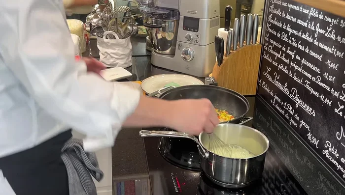 Préparer la béchamelle : Faire fondre le beurre (93.159). Ajouter la farine et cuire 1 à 2 minutes en mélangeant régulièrement (95.759).