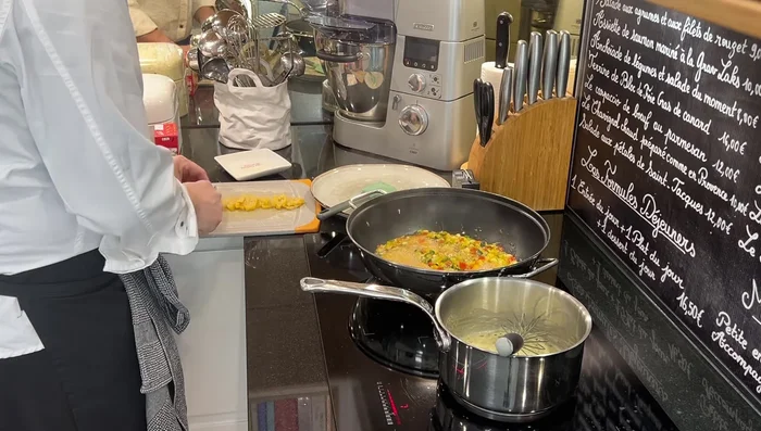 Préparer la garniture : Faire revenir les légumes jusqu'à ce qu'ils soient légèrement croquants (110.719). Égoutter et réserver le jus de cuisson (269.36).
