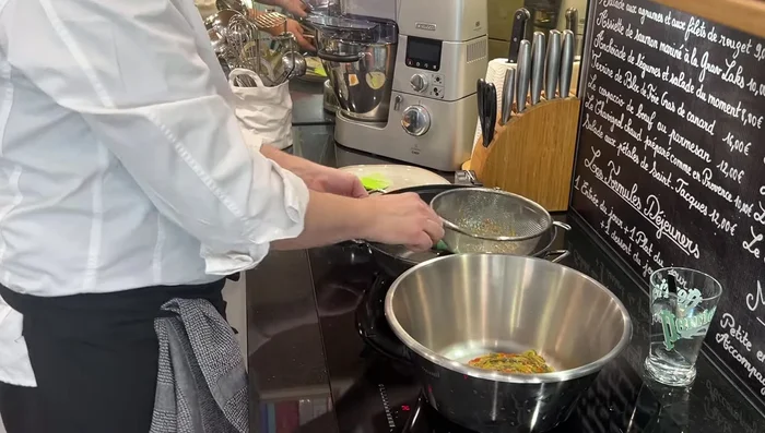 Ajouter le thon émietté, les tomates, le citron confit et le piment à la garniture (283.479). Bien mélanger et goûter, rectifier l'assaisonnement si besoin (348.44).