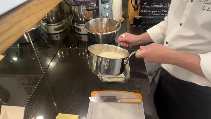 Montage des lasagnes : Étaler une couche de béchamelle au fond du plat. Disposer une couche de pâtes à lasagne, puis une couche de garniture (371).