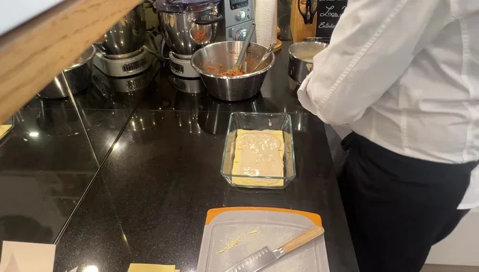 Répéter les couches : pâtes à lasagne, béchamelle, garniture (404.44). Terminer par une couche de pâtes à lasagne et recouvrir de béchamelle et de gruyère râpé (471.159).