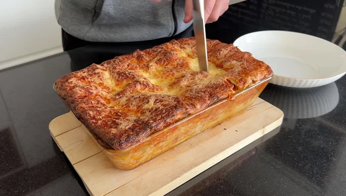 Enfourner : Cuire à 180° pendant environ 45 minutes, jusqu'à ce que le fromage soit bien gratiné (518.279).