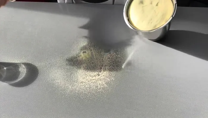 Cuire le Basbousa au four jusqu'à ce qu'il soit doré.