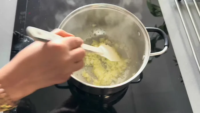 Préparation de la soupe : Faire revenir le blanc de poulet dans de l'huile. Ajouter sel, paprika, gingembre, curcuma, concentré de tomates, coriandre et persil.