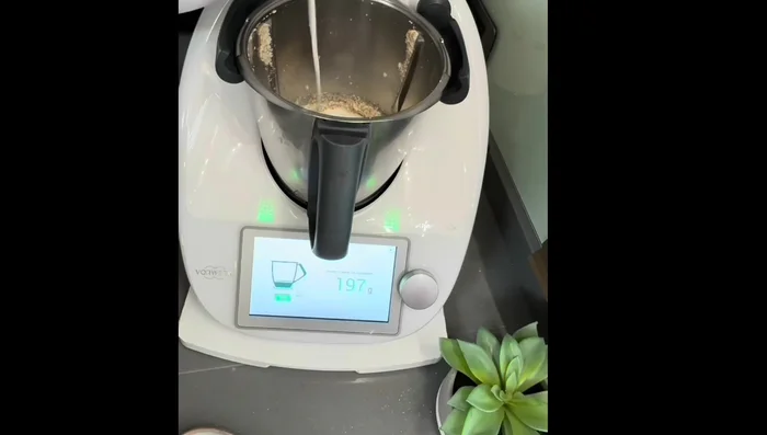 Préparation du Smoothie : Mélanger les amandes, le lait d'amande, le lait d'avocat, la banane et les dattes/amandes (au choix).