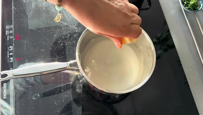 Préparation du sirop Basbousa: Mélanger l'eau, le sucre, le jus de citron. Laisser bouillir 15 minutes.