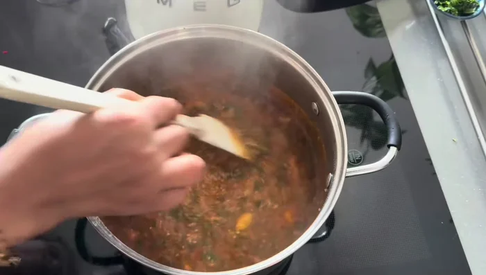 Ajouter la semoule d'orge et de l'eau, laisser cuire 40 minutes à feu doux.