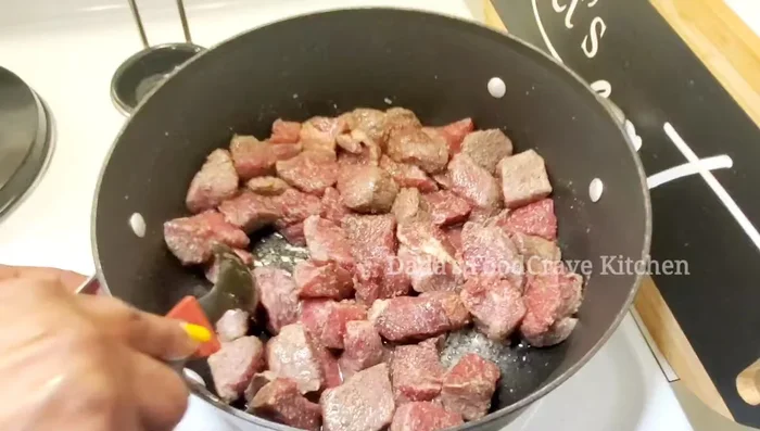 Faire revenir le bœuf dans une poêle chaude avec un peu d'huile jusqu'à ce qu'il soit bien doré.