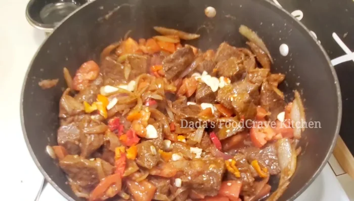 Ajouter l'ail haché et le piment (si utilisé).