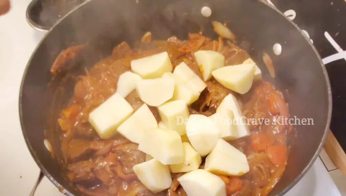 Ajouter les pommes de terre coupées en cubes.