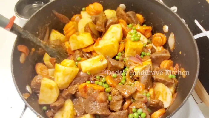 Ajouter le bouillon de bœuf (ou poulet, ou eau).