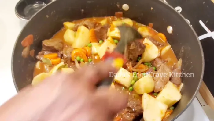 Couvrir et laisser mijoter à feu moyen-doux jusqu'à ce que la viande soit tendre.