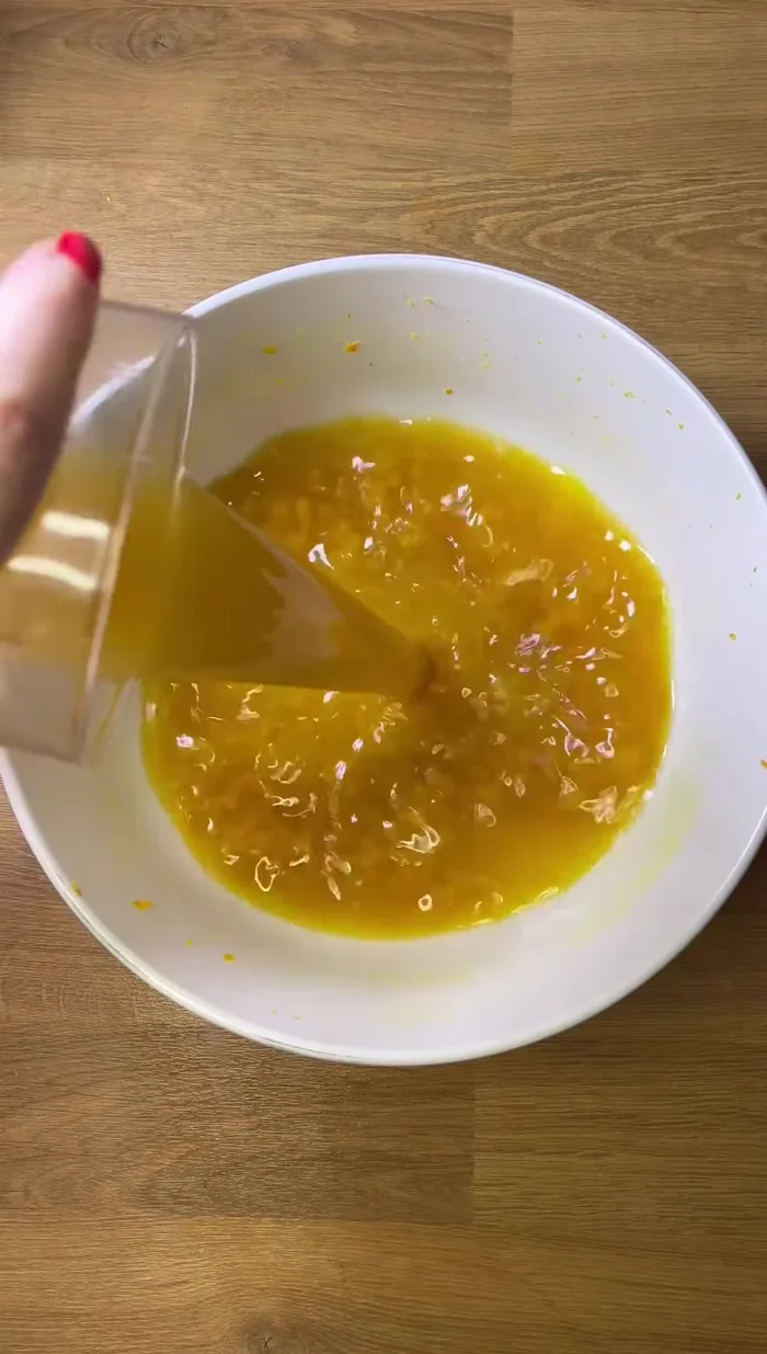 Transvaser la sauce dans une poêle.