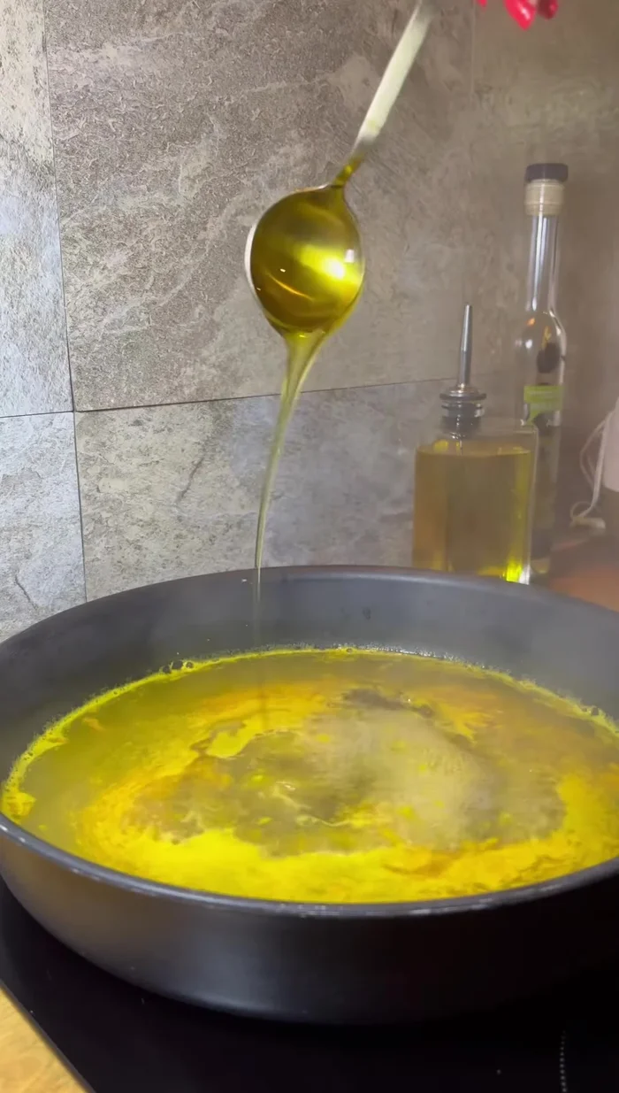 Ajouter trois belles cuillères à soupe de miel et laisser réduire la sauce pendant 5 à 10 minutes.