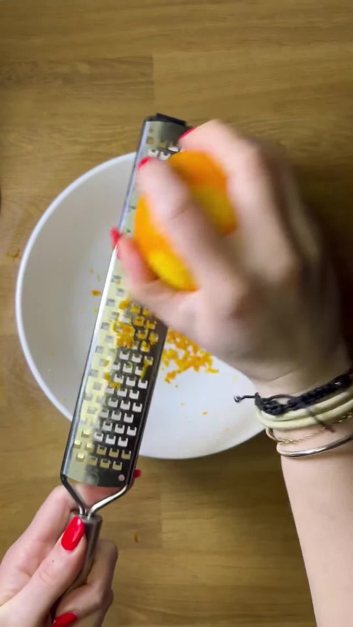 Récupérer le zest de deux oranges.